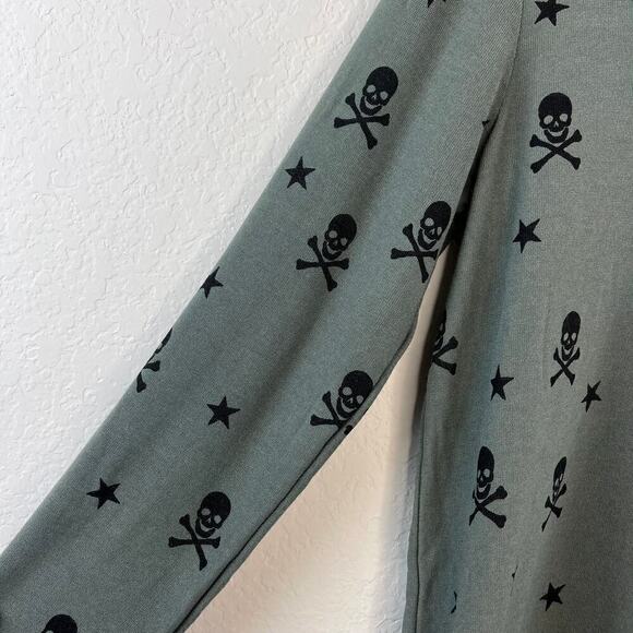 NWT Chaser Skull Star Pullover Crewneck Sweatshirt Size Medium Casual Lounge - Picture 3 of 4